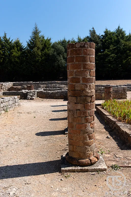 Coluna de tijolo preservada nas Ruínas de Conímbriga, em Condeixa-a-Velha, Portugal.