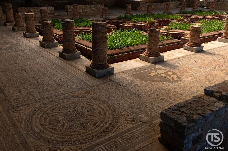 Peristilo com colunas e mosaicos romanos na Casa dos Repuxos, nas Ruínas de Conímbriga.