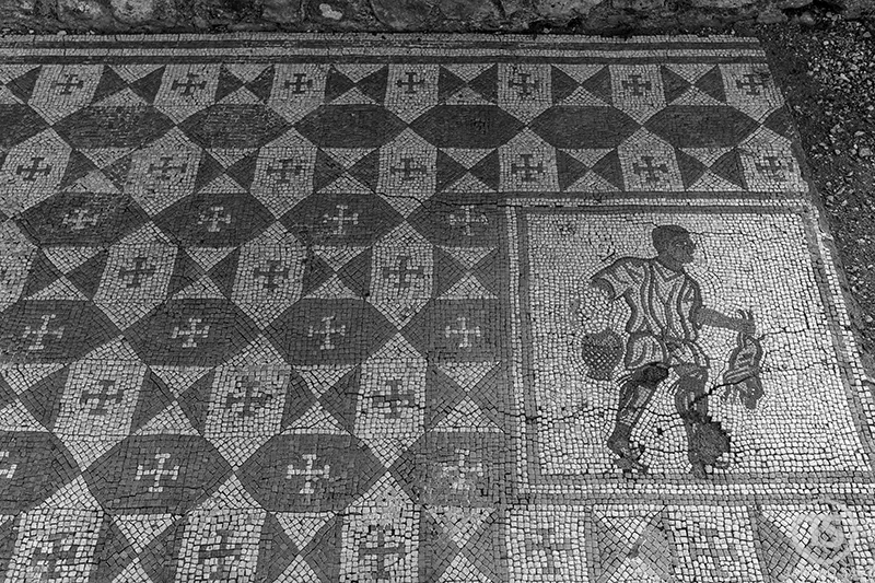 Mosaico romano com figura humana nas Ruínas de Conímbriga