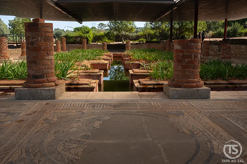 Vista da Casa dos Repuxos nas Ruínas de Conímbriga, com mosaicos romanos e jardim central com repuxos.