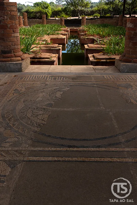 Mosaicos romanos e jardim central da Casa dos Repuxos nas Ruínas de Conímbriga, em Portugal.