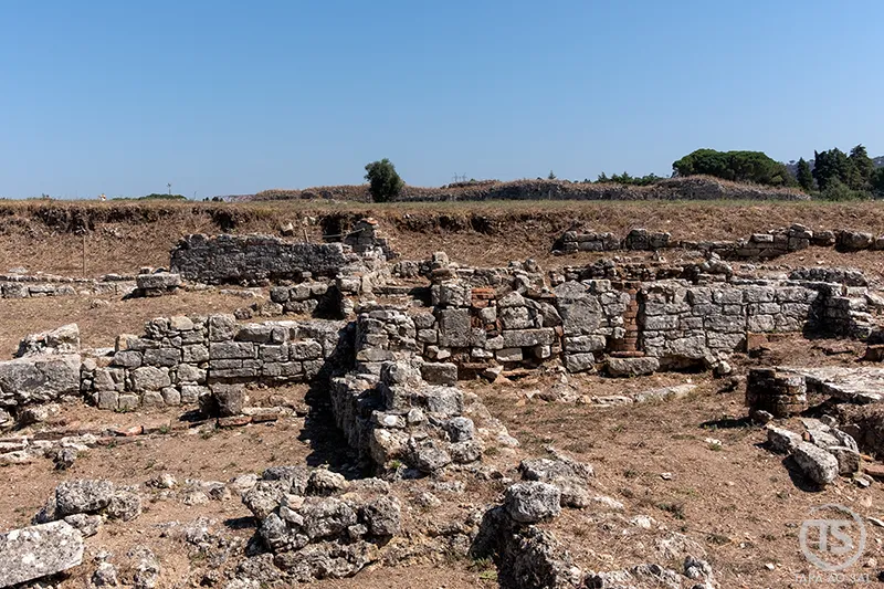 Ruínas de muros em pedra nas escavações arqueológicas de Conímbriga