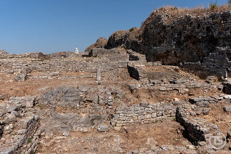 Vista das ruínas de Conímbriga com a igreja de Condeixa ao fundo