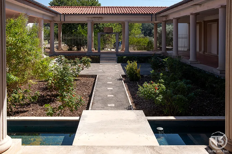 Jardim interior com colunata no Museu Monográfico de Conímbriga