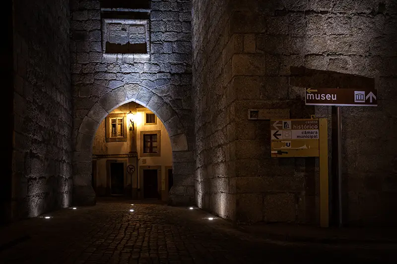 Porta da Vila de Nisa iluminada à noite, entrada do centro histórico e um dos pontos marcantes para quem procura Nisa o que visitar.