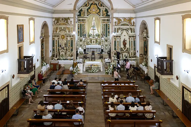 Interior da Igreja Matriz de Nisa durante uma cerimónia religiosa, um dos monumentos mais importantes para quem procura Nisa o que visitar.