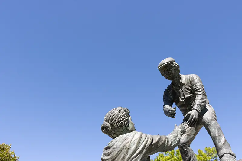 Estátua do Emigrante em Nisa, representando o reencontro entre gerações e a homenagem aos que partiram – destaque simbólico em “nisa o que visitar”.