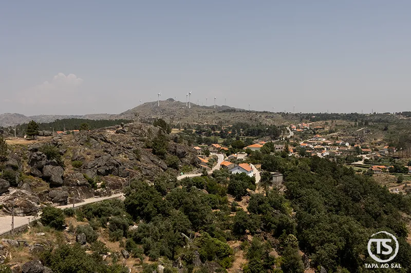 Vista panorâmica desde os miradouros de Sortelha sobre vales e aldeias