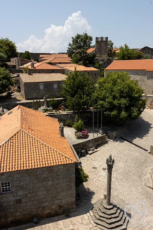 Pelourinho de Sortelha no centro da aldeia histórica rodeado por casas de granito