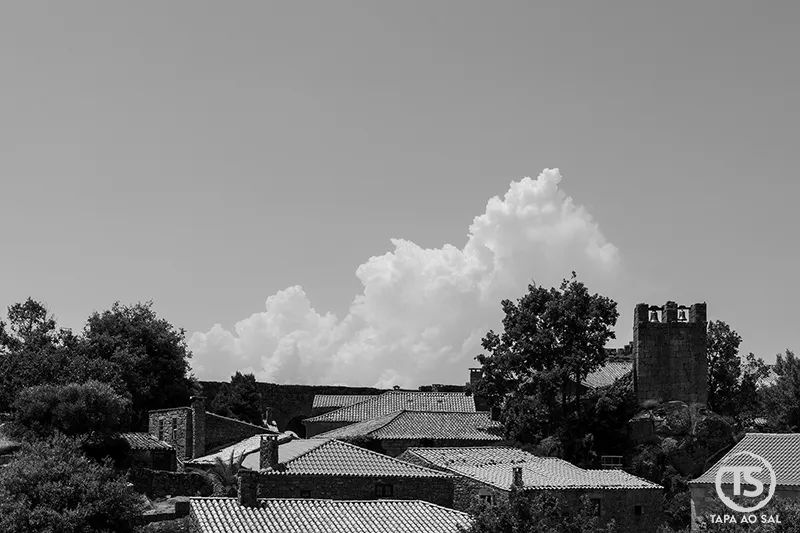 greja de Santa Maria em Sortelha junto às muralhas medievais