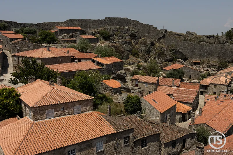 Vista aérea da aldeia de Sortelha com muralhas medievais e casas de pedra