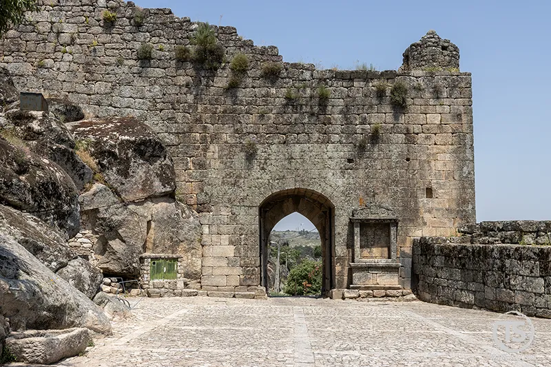 Muralhas e porta da vila de Sortelha em granito medieval
