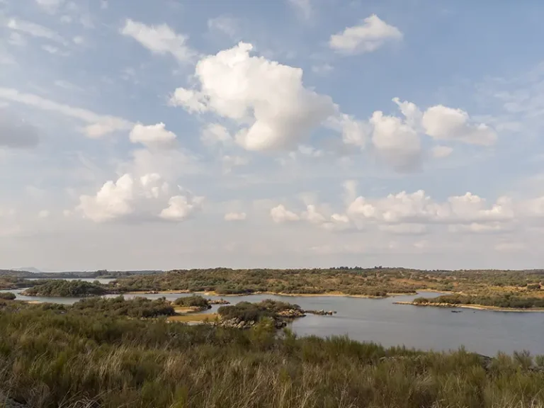 Vista Outonal Sobre a Barragem de Póvoa e Meadas – Barragens do Norte Alentejano