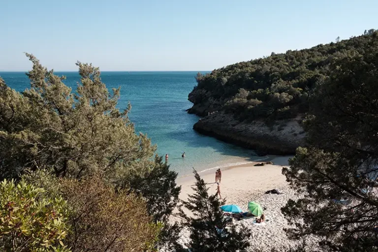 Praia dos Coelhos na Arrábida: Vista Deslumbrante de um Paraíso Secreto