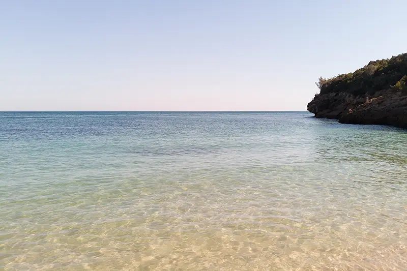 Águas cristalinas e areias douradas na Praia dos Coelhos, Arrábida