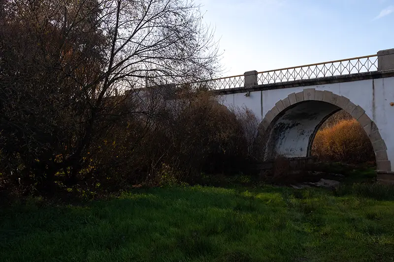 A Ponte sobre a Ribeira de Figueiró na Estrada de Nisa a Arez