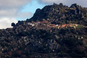 Vista panorâmica sobre a aldeia histórica de Monsanto, com casas de pedra entre penedos graníticos e paisagem da Beira Baixa ao fundo.