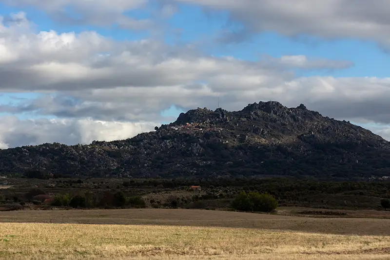 Monsanto o que visitar: aldeia histórica vista ao longe, no topo de uma elevação granítica da Beira Baixa.
