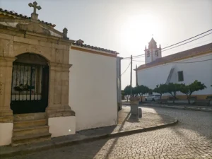 Cruzamento com a Capela e Igreja Matriz de Alpalhão ao entardecer – Alpalhão o que visitar