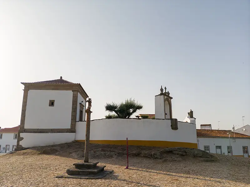 Caminho em madeira até ao Cruzeiro de Alpalhão, com a capelinha branca iluminada pela luz suave da tarde – Alpalhão o que visitar