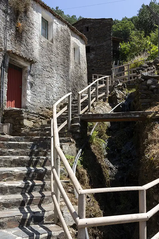 Escadaria de xisto e casa tradicional na Aldeia do Candal, Serra da Lousã — exemplo de roteiro rural para quem procura o que visitar em Portugal fora dos grandes circuitos.