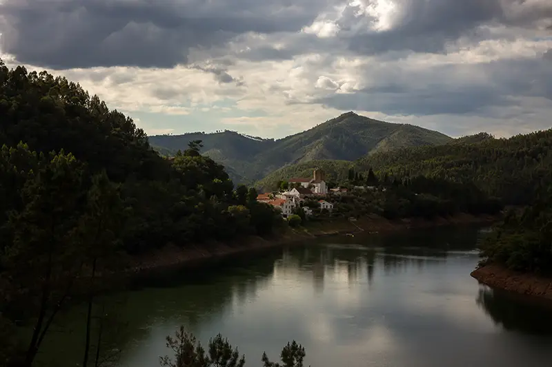 Península de Dornes rodeada pelo rio Zêzere, vista ao fim da tarde entre montes verdes — cenário cénico a incluir em roteiros rápidos para quem procura o que visitar em Portugal.
