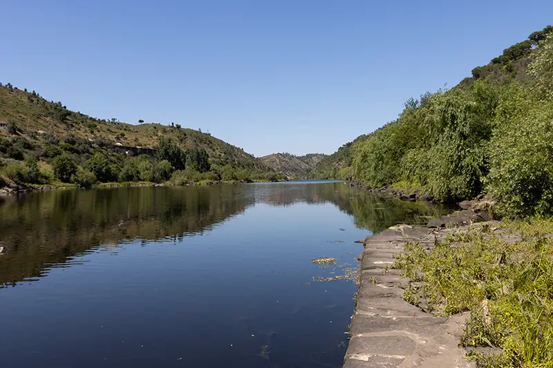 Vista serena do rio Tejo no Trilho da Barca da Amieira passadiços de Nisa