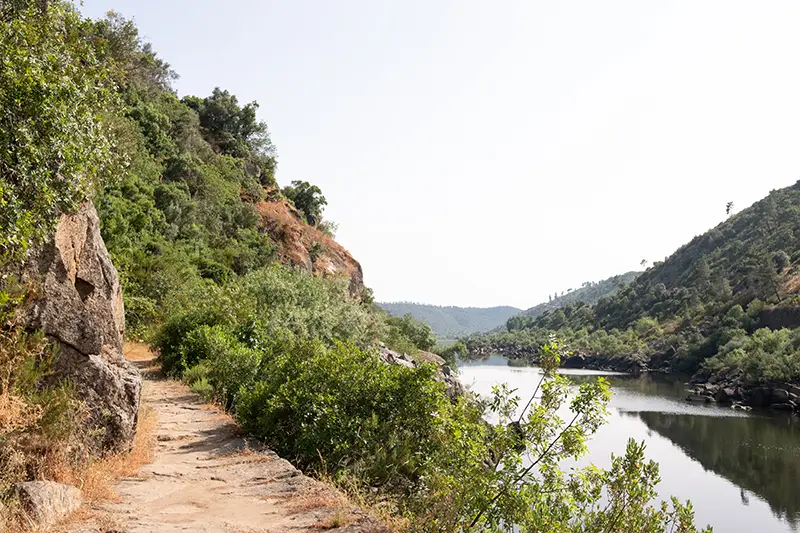 Caminho de pedra junto ao Tejo no Trilho da Barca da Amieira passadiços de Nisa