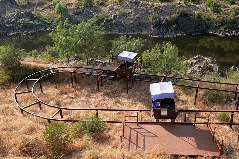 Mini-comboio panorâmico nos passadiços do Trilho da Barca da Amieira em Nisa