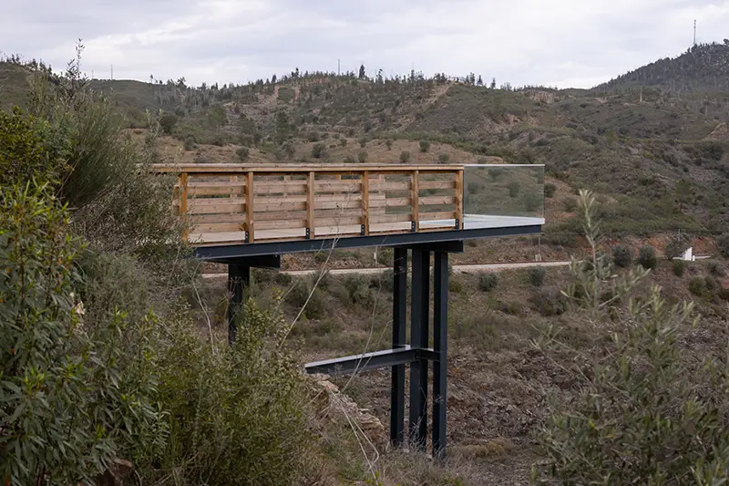 Sky walk no Trilho da Barca da Amieira passadiços de Nisa com vista panorâmica sobre o vale do Tejo