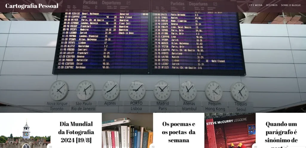 Captura de ecrã da homepage do blog Cartografia Pessoal com painel de partidas de aeroporto e relógios de fusos horários.