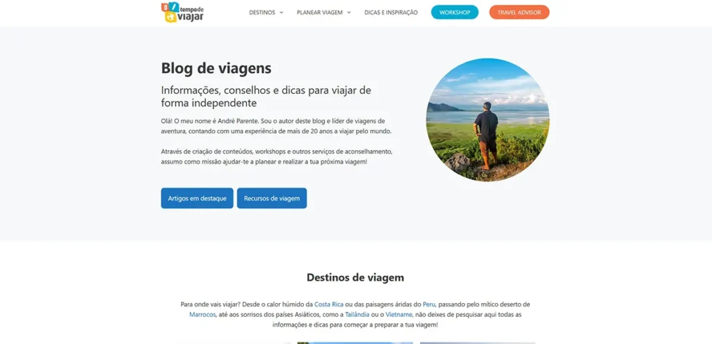 Captura de ecrã da homepage do blog Tempo de Viajar, com fotografia de André Parente a observar uma paisagem natural.