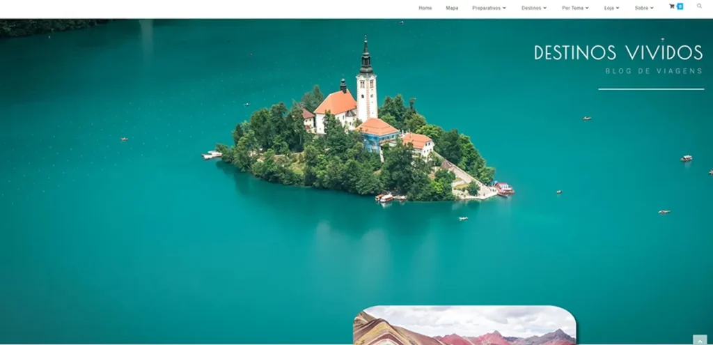 Captura de ecrã da página inicial do blog Destinos Vividos, com a icónica ilha de Bled no centro de um lago de água turquesa.