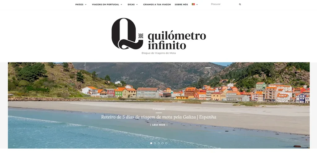 Captura de ecrã da homepage do blog Quilómetro Infinito com destaque para paisagem costeira e vila colorida da Galiza.