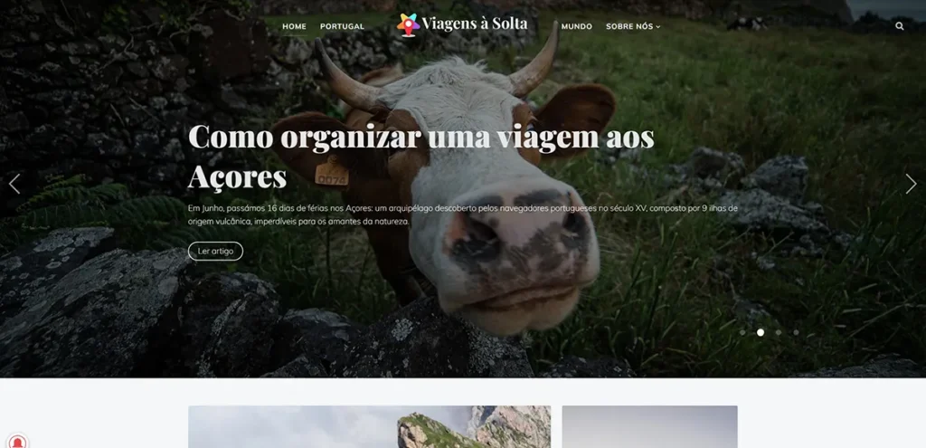 Captura de ecrã da homepage do blog Viagens à Solta com destaque para um artigo sobre os Açores e uma vaca em plano próximo.