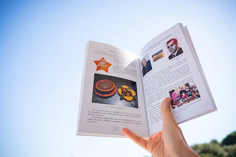 Página do livro Breve História do Porco da Antiguidade às Salsicharias de Alpalhão com fotografia do arroz de cachola tirada pelo blog Tapa ao Sal