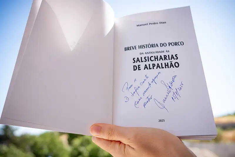 Página interior do livro Breve História do Porco da Antiguidade às Salsicharias de Alpalhão, com dedicatória manuscrita de Manuel Pedro Dias para Sofia Carita