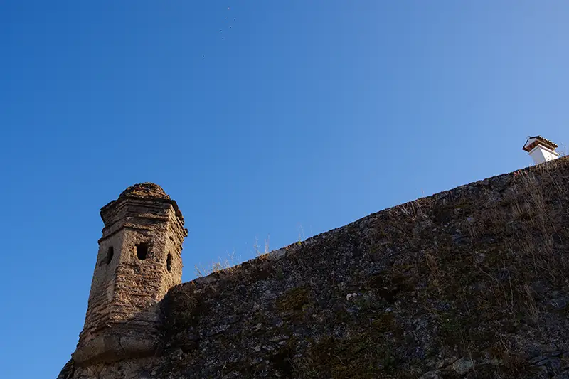 Pormenor da guarita do Forte de São Roque em Castelo de Vide, com céu azul ao fundo
