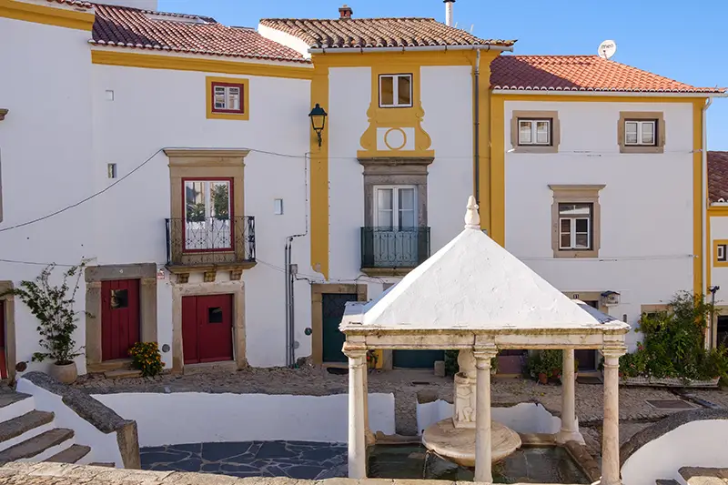 Fonte da Vila rodeada por casas tradicionais no centro histórico de Castelo de Vide