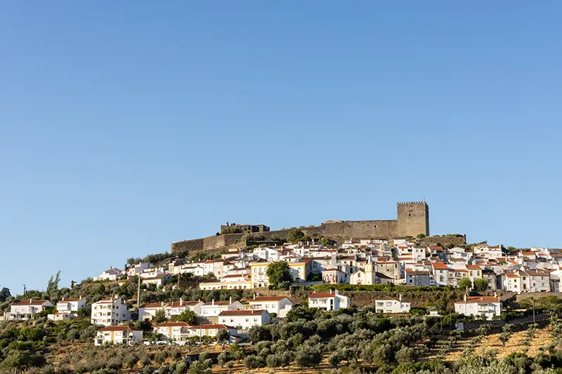 Castelo de Vide o que visitar — vista panorâmica da vila com o castelo medieval no topo