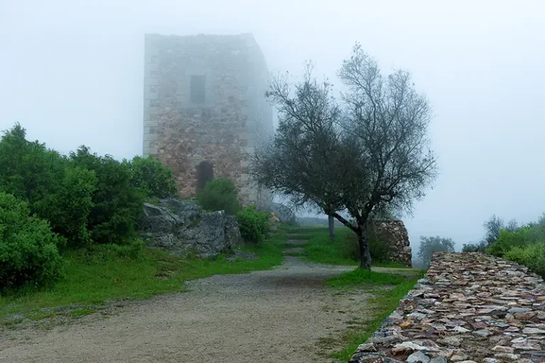 Torre de vigia do Castelo do Rei Wamba envolta em nevoeiro, Vila Velha de Ródão