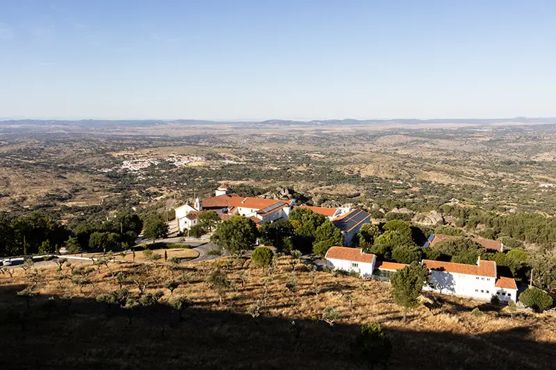 Vista panorâmica do Convento de Nossa Senhora da Estrela em Marvão, rodeado pela paisagem alentejana