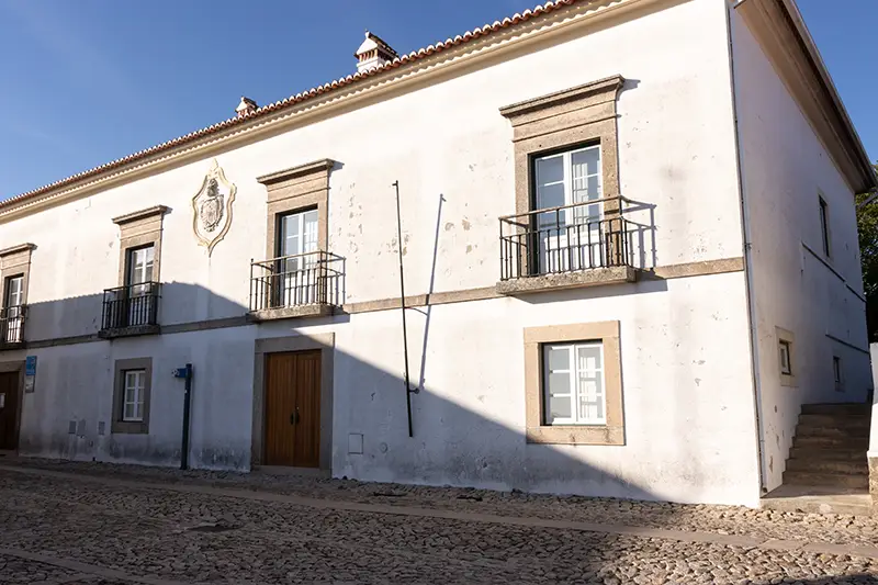 Fachada da Casa da Câmara de Marvão com arquitetura tradicional alentejana