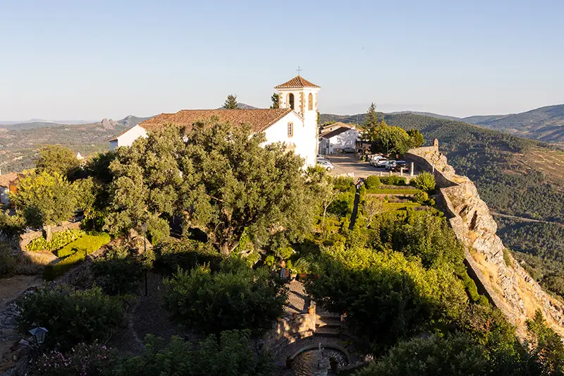 Igreja de Santa Maria e jardim com vista panorâmica sobre a serra — Marvão o que visitar
