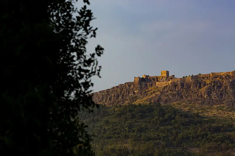 Vista do Castelo de Marvão no topo da Serra de São Mamede ao entardecer