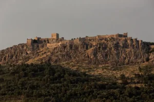 Vista panorâmica do castelo de Marvão no topo da serra ao entardecer — Marvão o que visitar