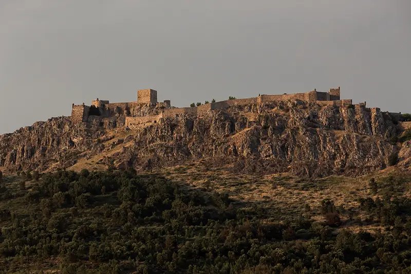 Vista panorâmica do castelo de Marvão no topo da serra ao entardecer — Marvão o que visitar