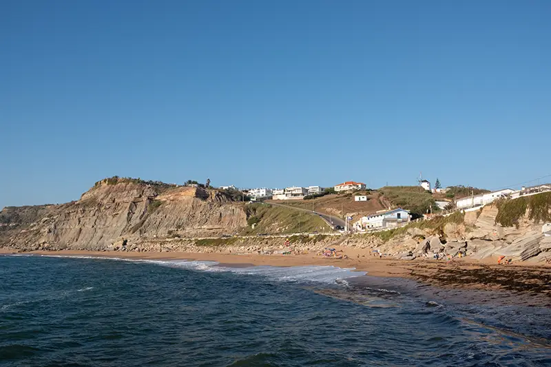 Vista do lado norte da Praia de Porto Dinheiro com a arriba e acessos visíveis ao fun