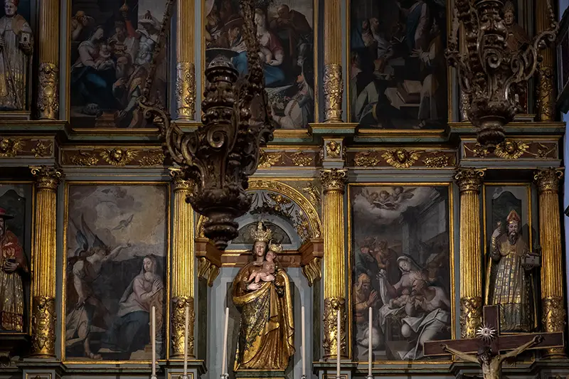 Detalhe do retábulo principal da Sé Catedral de Portalegre com talha dourada, pinturas religiosas e imagem de Nossa Senhora