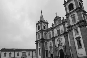 Fachada principal da Sé Catedral de Portalegre vista em dia nublado